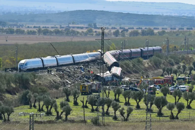 „Nagyon-nagyon erős ütközés volt, négy-öt üléssornyit repültem” – túlélők beszámolói a spanyol vonatbalesetről