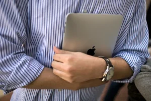 Ellopták az iPad-et a kávézóból, a tulaj a GPS alapján követte a tolvajt, aztán már együtt utaztak a 6-os villamoson
