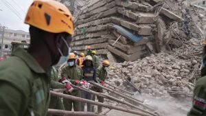 Kenya: óriási törmelékkupacok egy összeomlott toronyház után