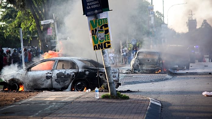 Dél-Afrikában bevándorlásellenes tüntetések közben autókat gyújtanak fel, boltokat fosztogatnak