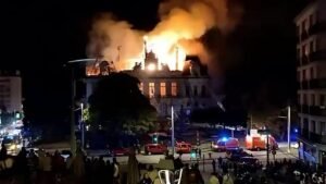 Tűzbe borult Limoges történelmi városházája a francia tiltakozások közepette
