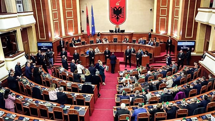 Albán kormánypárti és ellenzéki képviselők dulakodtak a parlamentben a diáktiltakozások miatt