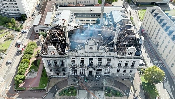 Drónfelvételek mutatják a limoges-i városháza károinak mértékét a tüntetések után