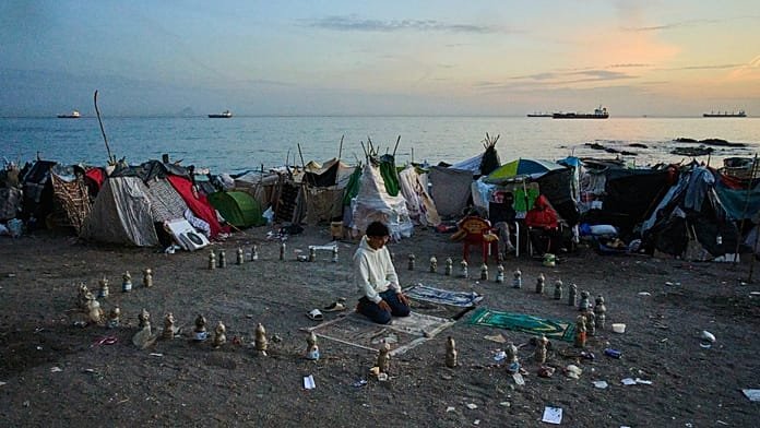 A spanyol rendőrség több mint 3000 migránst költöztet el a ceutai tengerparti táborból
