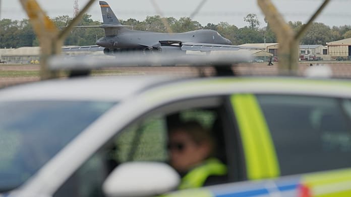 Trump közölte; a fenyegetések miatt vonták ki az amerikai bombázókat az angliai Fairford légibázisról