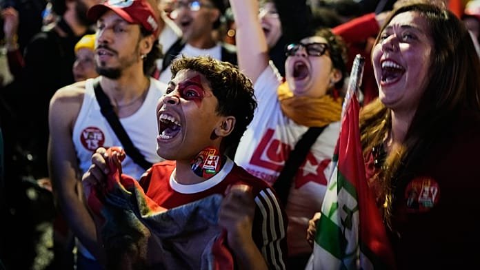 Brazília: Tömegek özönlenek az utcákra Lula választási győzelmét ünnepelve