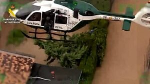 Spanyolország: a Guardia Civil családot és kutyáikat ment ki az áradásból Olivában