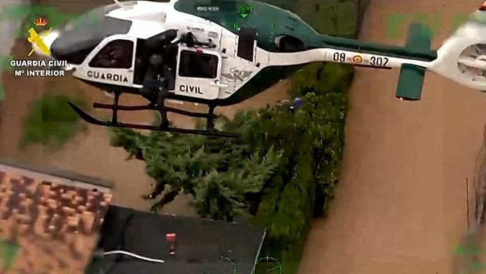 Spanyolország: a Guardia Civil családot és kutyáikat ment ki az áradásból Olivában