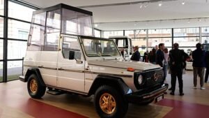 Vatikán: a Mercedes-Benz pápamobilok évszázada kiállításon