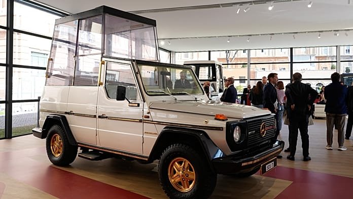 Vatikán: a Mercedes-Benz pápamobilok évszázada kiállításon