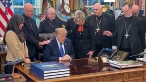 Katolikus püspökök imádkoztak Trumpért az Ovális irodában