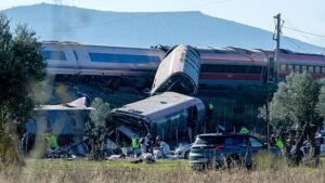 Spanyolország: az első felvételek mutatják a halálos gyorsvonat-baleset roncsait