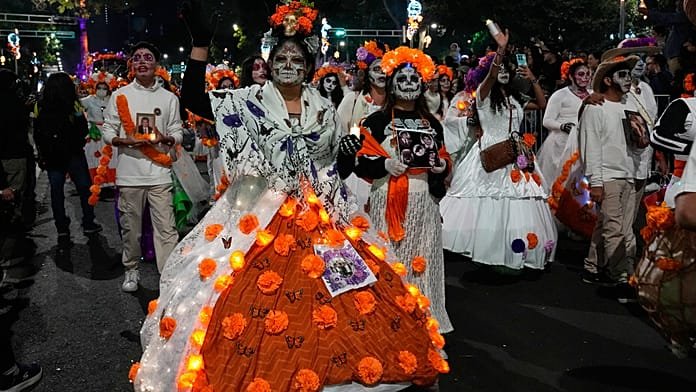 Mexikó: látványos Catrina-felvonulás kelti életre a halottakat