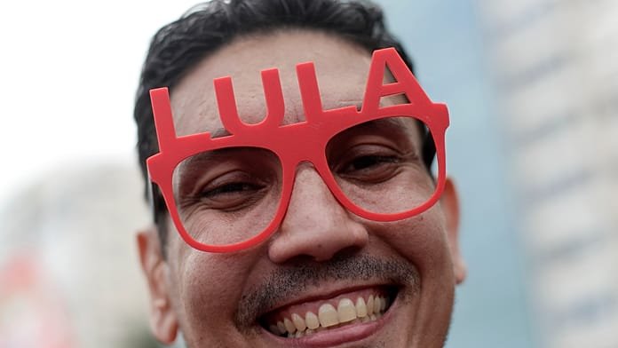 Lula hívei nevének betűit formázzák Rio vizén a brazil második forduló előtt