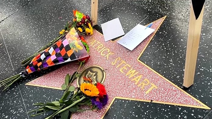USA: virágokat helyeztek el Patrick Stewart hollywoodi csillagán halála után