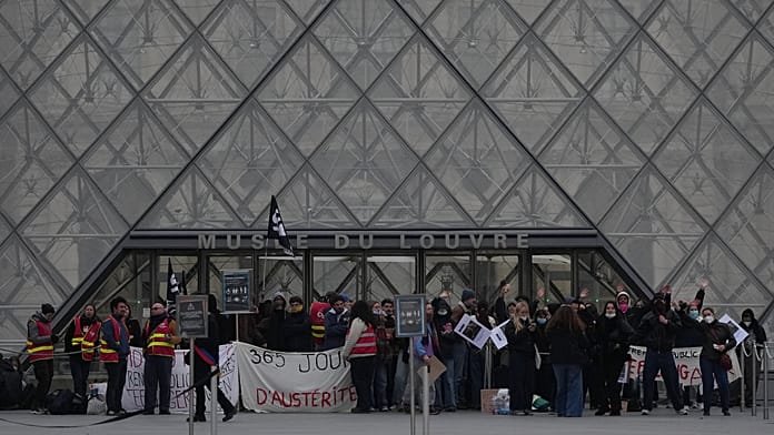 Tüntetők lezárják a párizsi Louvre múzeum bejáratait