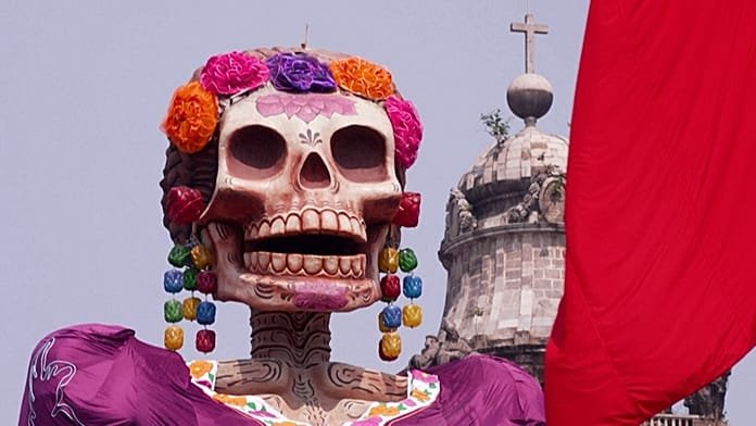 Mexikó: a világ legmagasabb Catrinája a halottak napjára Mexikóvárosban
