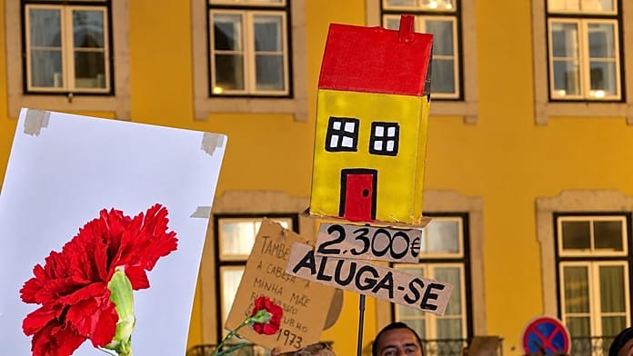 Portugália: a lisszaboni lakhatási válság tiltakozást vált ki a parlament előtt