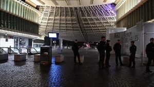 Rendőrjárőrök felügyelik Párizs utcáit az éjszakai kijárási tilalom idején