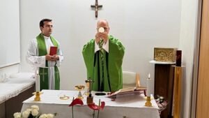A Vatikán közzétette XIV. Leó pápa első fotóit a tüdődaganat-műtét után