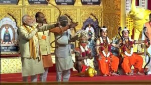 Dusszéra: óriási démonbábuk égnek Indiában a hindu ünnepen