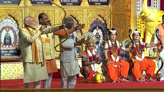 Dusszéra: óriási démonbábuk égnek Indiában a hindu ünnepen