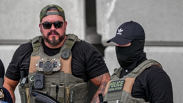 Az USA-ban új ICE-szabályok szigorítják a járműmegállítást, tiltják a gyors üldözést