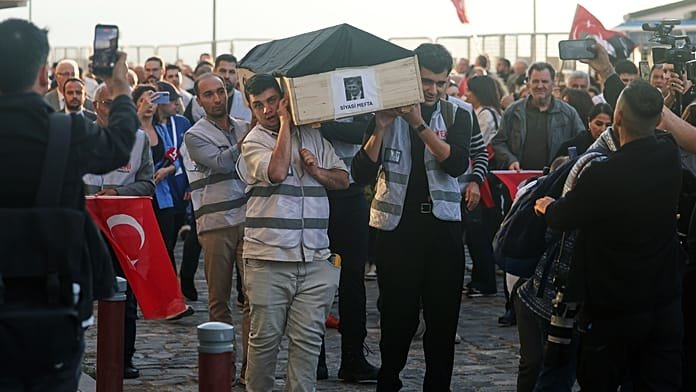 Tüntetések Izmirben, miután a polgármester Erdogan AK pártjához csatlakozott