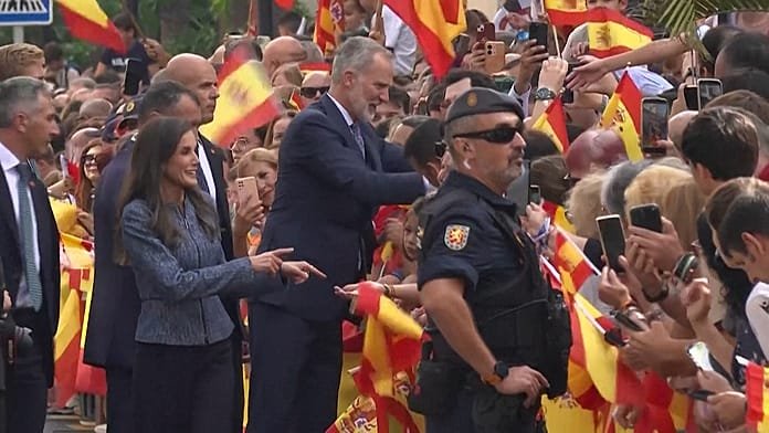 Ceuta lakói a királyi látogatáson hangsúlyozzák spanyol identitásukat