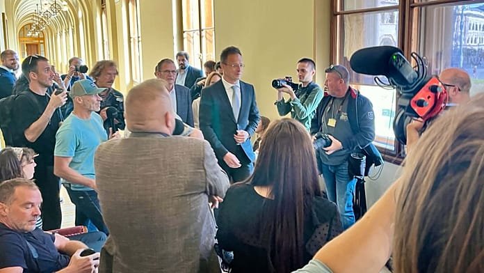 Van-e nemzetbiztonsági kockázata Szijjártó Péter munkavállalásának egy kínai világcégnél?