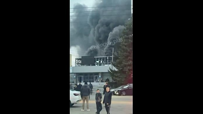 Videó mutatja a füstoszlopokat a halálos oroszországi gyár elleni csapás után