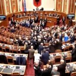 Lökdösődés az albán parlamentben: képviselők a tüntetések miatt csapnak össze