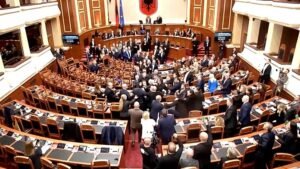 Albánia: káosz a parlamentben, összecsapnak a képviselők a tüntetések miatt