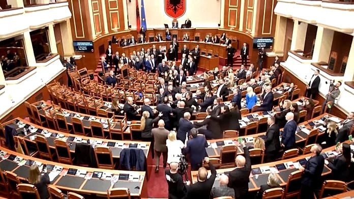 Albánia: káosz a parlamentben, összecsapnak a képviselők a tüntetések miatt