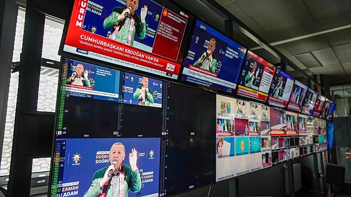 Rendőrségi razzia az isztambuli Halk TV-nél, felháborodás a sajtószabadság miatt