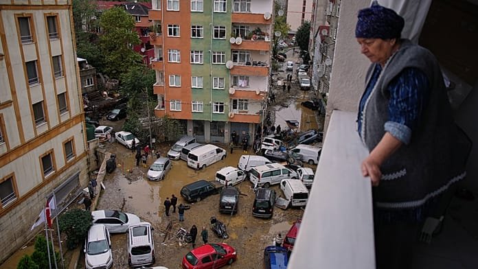 Törökország: 80 éve nem látott esőzés halálos áradásokat okoz Isztambul közelében