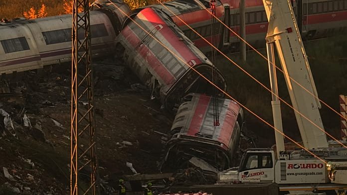 Spanyolország: daruk emelik ki a roncsokat, mentők éjjel is dolgoznak