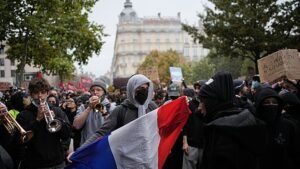 Tüntetők megrohanják a városházát, összecsapnak a rendőrökkel a franciaországi Marseille-ben