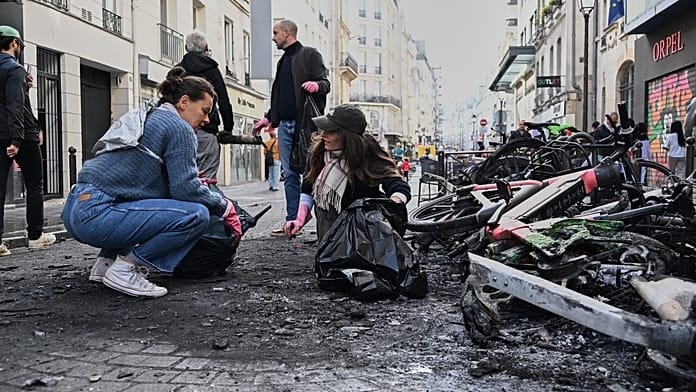 Felgyújtott biciklik, betört kirakatok: pusztítás Párizs-szerte