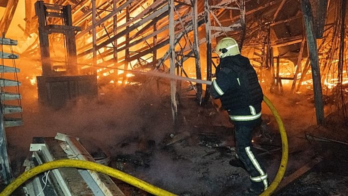 Nem szűnnek az ukrajnai orosz csapások – halottak és tüzek Voronyezsben az ukrán dróntámadás után