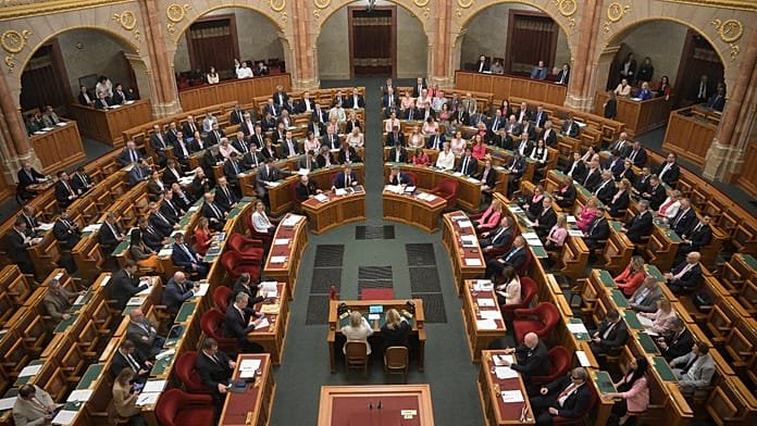 Elfogadta a parlament az új gyermekvédelmi törvényt – Brüsszel üdvözli az LMBTQI-ellenes passzusok eltörlését