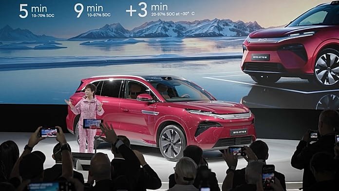 Az új kínai márkák vonzzák a kíváncsi tekinteteket a párizsi Mondial de l'Auto autószalonon
