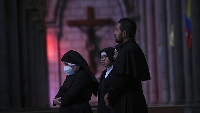 Ecuador: mise közben ütötte agyon a feszület a papot
