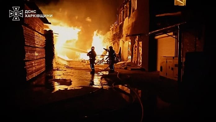 Ukrajna: orosz csapás után épületek lángolnak Harkivban