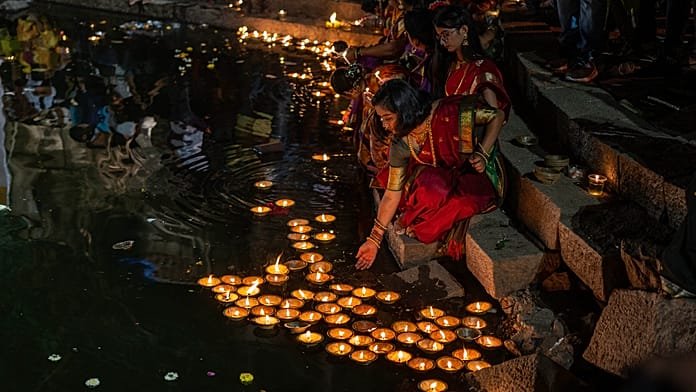 Budapesten is meggyúltak a fények, a krisnások megmutatták a Divali mágikus világát