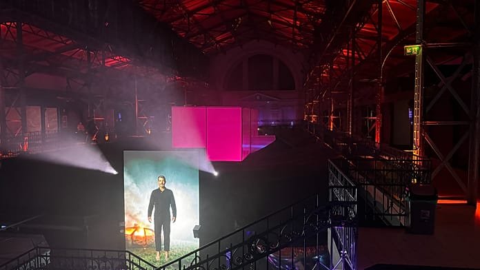 A budapesti Light Art Museum új kiállításán a fényművészet találkozik a tudománnyal az emberi lélekben