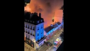 Videón, ahogy hatalmas tűz pusztítja a 400 éves párizsi élelmiszerpiacot