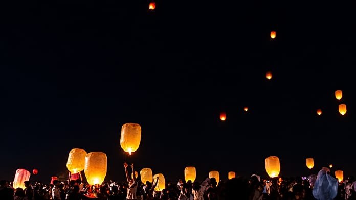 Mianmar: látványos lampionfesztivál ragyogtatja Bagan ősi templomait