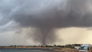 Ritka víztölcsérek csapnak le Nyugat-Sicíliára, házakat és iskolát rongálnak