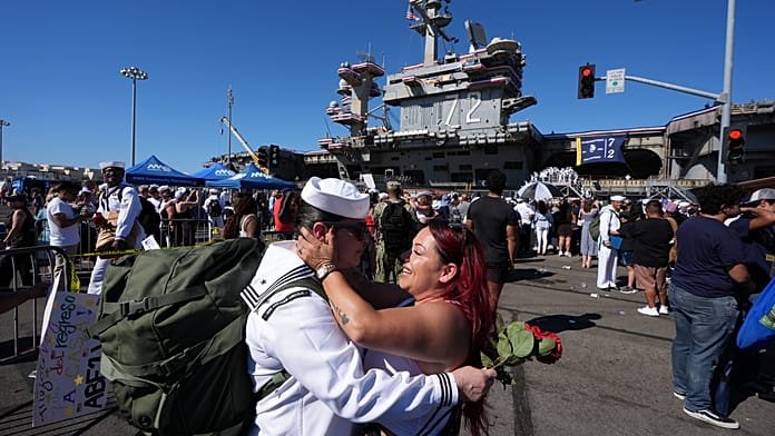 Hazatért az USS Abraham Lincoln, tengerészek újra családjukkal